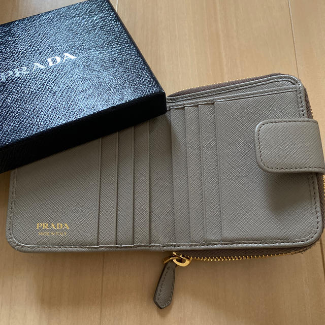 PRADA(プラダ)のプラダ PRADA 財布 サフィアーノ メタル 二つ折り財布 グレー レディースのファッション小物(財布)の商品写真