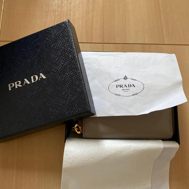 PRADA(プラダ)のプラダ PRADA 財布 サフィアーノ メタル 二つ折り財布 グレー レディースのファッション小物(財布)の商品写真