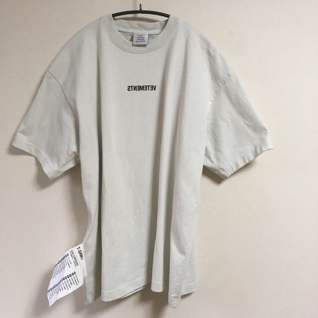 トップスVETEMENTS Inverted Logo Tシャツ