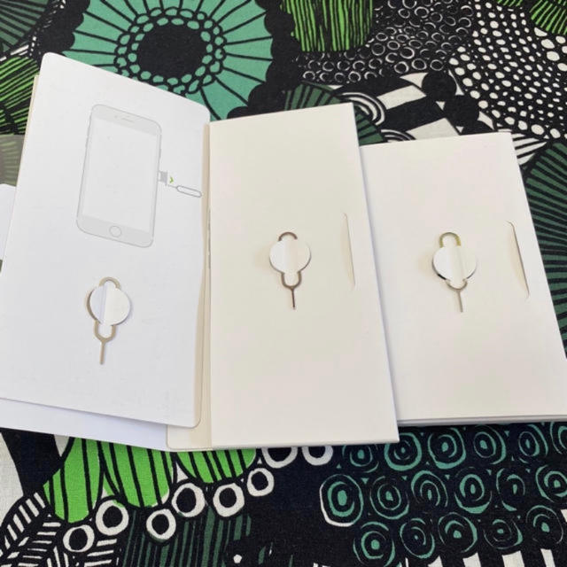 Apple(アップル)のiPhoneSIMカード取り出しピンセット スマホ/家電/カメラのスマホアクセサリー(その他)の商品写真