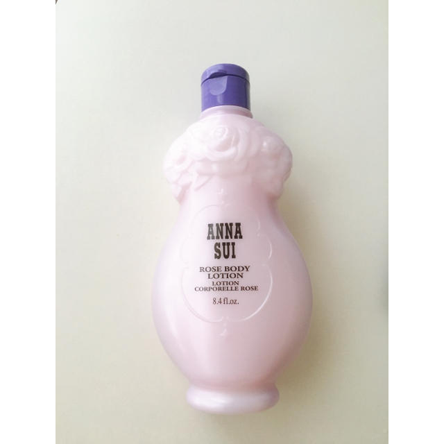 ANNA SUI(アナスイ)のアナ スイ ローズ ボディ ローション 250ml コスメ/美容のボディケア(ボディローション/ミルク)の商品写真