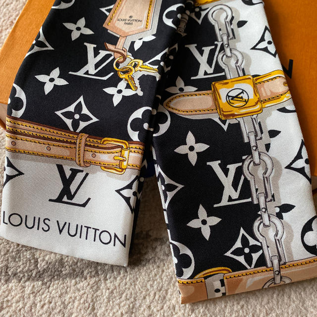 LOUIS VUITTON(ルイヴィトン)の専用です　ジャイアントモノグラム　バンドーBB  ブラック×ホワイト レディースのファッション小物(バンダナ/スカーフ)の商品写真