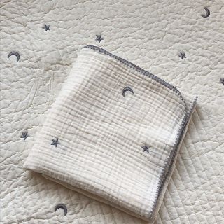 星と月ブルーグレー刺繍3重ガーゼブランケット　韓国イブル　ベビー　70×90cm(おくるみ/ブランケット)