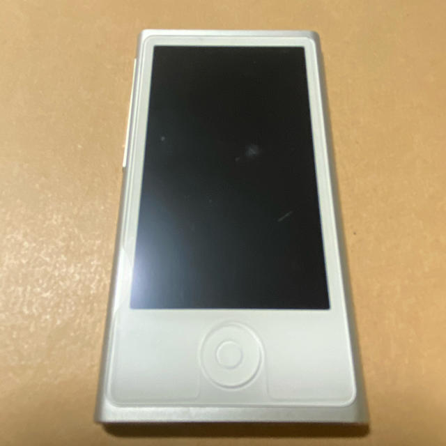 Apple(アップル)のipod nano 16GB第7世代シルバー  スマホ/家電/カメラのオーディオ機器(ポータブルプレーヤー)の商品写真