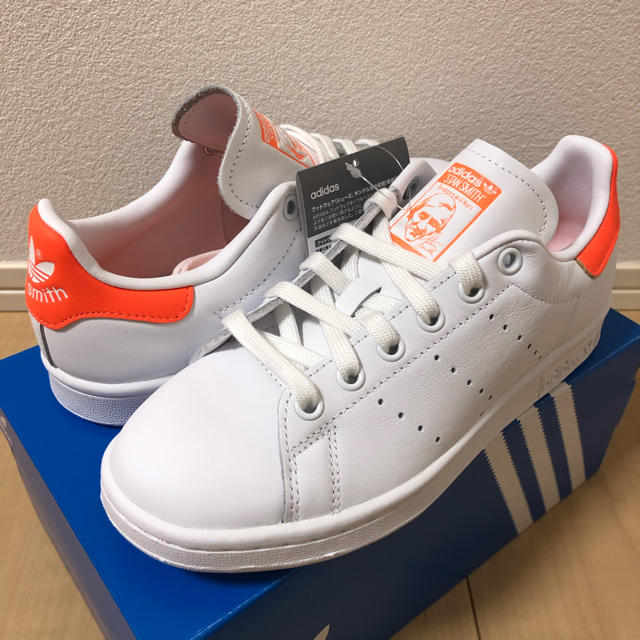 adidas(アディダス)のadidas スタンスミス　オレンジ　新品　22.5cm レディースの靴/シューズ(スニーカー)の商品写真