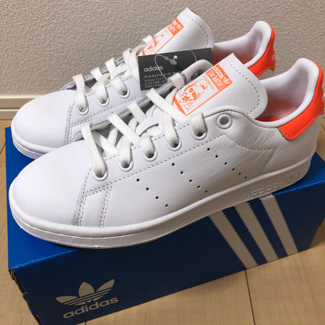 adidas(アディダス)のadidas スタンスミス　オレンジ　新品　22.5cm レディースの靴/シューズ(スニーカー)の商品写真