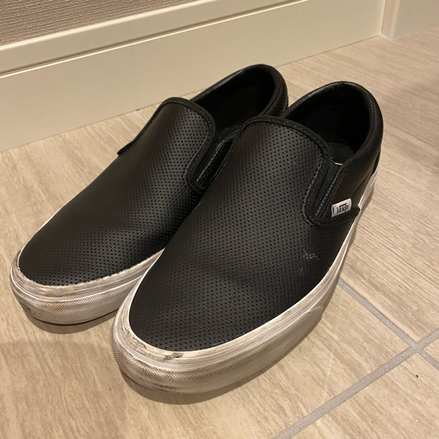 VANS(ヴァンズ)のVANS クラシックスリッポン パーフレザー 黒 26cm メンズの靴/シューズ(スニーカー)の商品写真