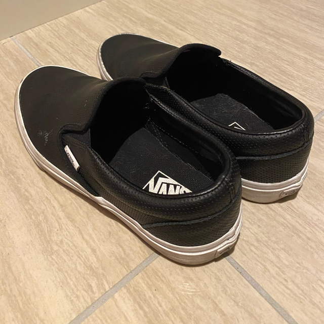 VANS(ヴァンズ)のVANS クラシックスリッポン パーフレザー 黒 26cm メンズの靴/シューズ(スニーカー)の商品写真