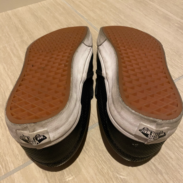 VANS(ヴァンズ)のVANS クラシックスリッポン パーフレザー 黒 26cm メンズの靴/シューズ(スニーカー)の商品写真
