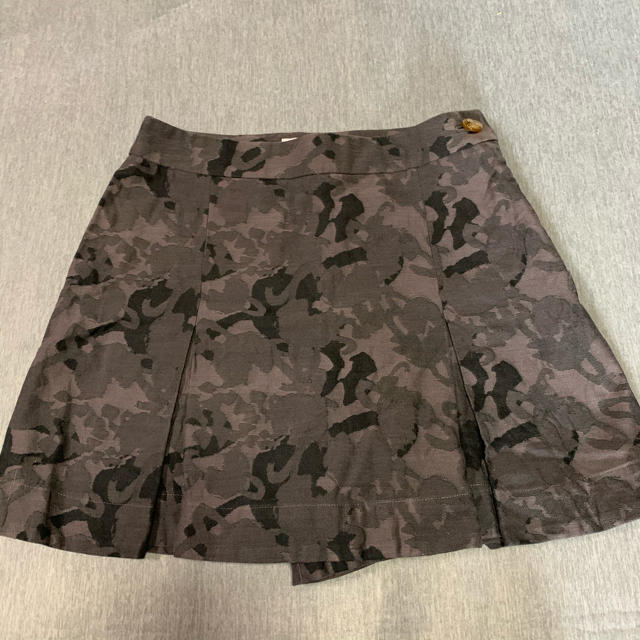 Vivienne Westwood(ヴィヴィアンウエストウッド)のヴヴィアンウエストウッド  迷彩柄キュロット レディースのパンツ(キュロット)の商品写真