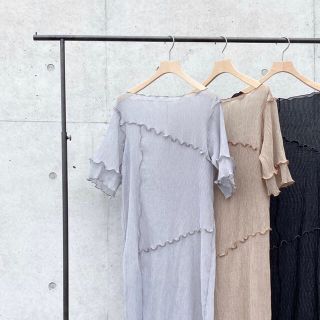 ダブルクローゼット(w closet)のしわシフォン配色メロースリット入りワンピース5分袖(ロングワンピース/マキシワンピース)