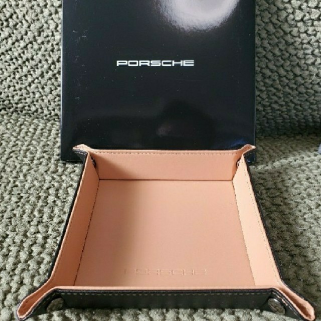 Porsche(ポルシェ)の【新品】ポルシェ アクセサリートレイ レザートレイ アクセサリー 革製 おしゃれ インテリア/住まい/日用品のインテリア小物(小物入れ)の商品写真