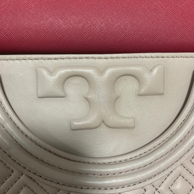 Tory Burch(トリーバーチ)の［vividyj’s shop様専用］トリーバーチ  クラッチバック　ベージュ レディースのバッグ(クラッチバッグ)の商品写真