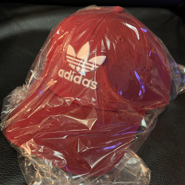 adidas(アディダス)のadidas TREFOIL CLASSIC BASEBALL CAP レッド メンズの帽子(キャップ)の商品写真