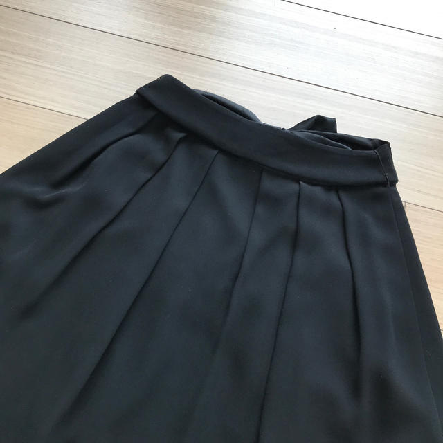 TO BE CHIC(トゥービーシック)のTO BE  CHIC 38(9号) 黒　リボン付膝下スカート レディースのスカート(ひざ丈スカート)の商品写真