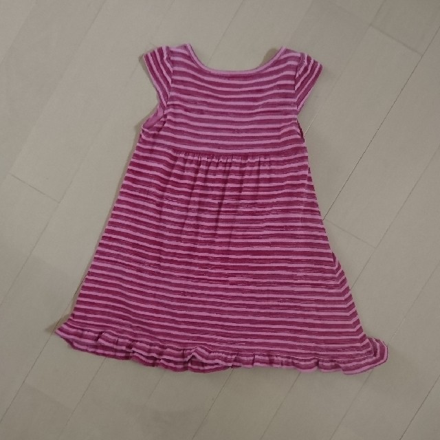 UNIQLO(ユニクロ)のUNIQLO ピンクのボーダーワンピース 110 キッズ/ベビー/マタニティのキッズ服女の子用(90cm~)(ワンピース)の商品写真