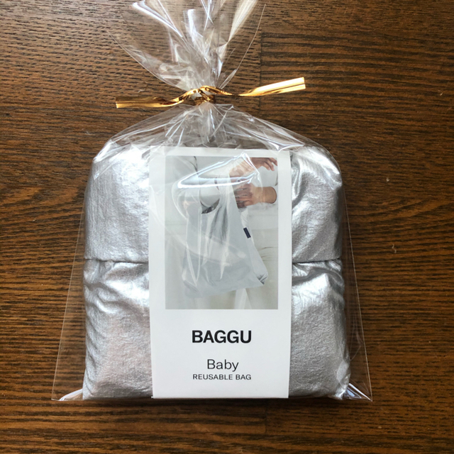 BEAMS(ビームス)のBAGGU BABY バグー　ベビー　シルバー　メタリック　エコバック　新品 レディースのバッグ(エコバッグ)の商品写真