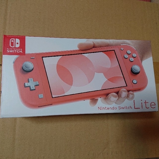 任天堂(ニンテンドウ)のNintendo Switch Lite 本体 スイッチライト コーラル エンタメ/ホビーのゲームソフト/ゲーム機本体(家庭用ゲーム機本体)の商品写真