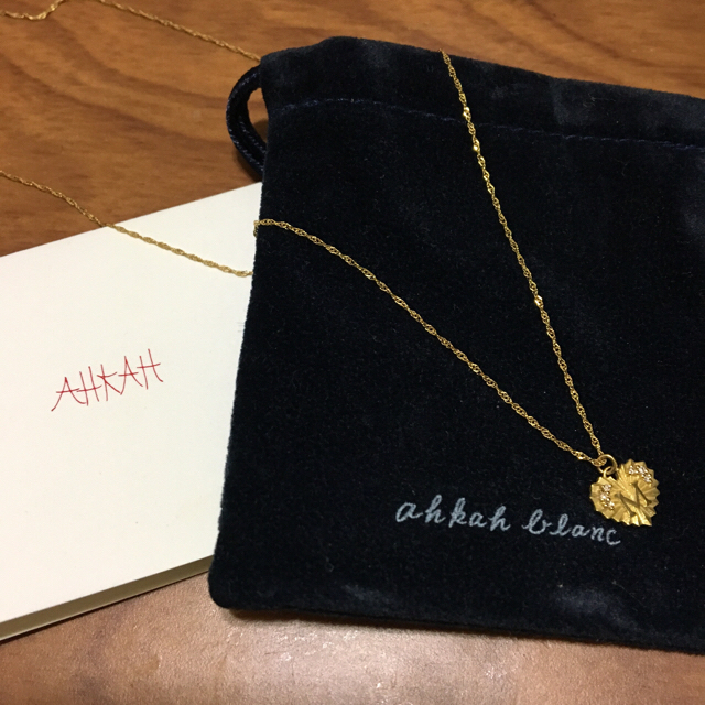 AHKAH(アーカー)のAHKAH イニシャルM ネックレス レディースのアクセサリー(ネックレス)の商品写真