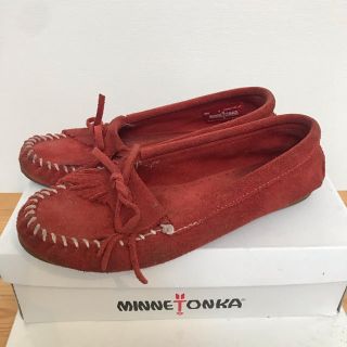 ミネトンカ(Minnetonka)のミネトンカ 8 24.5cm MINNETONKA フリンジモカシン　レッド(スリッポン/モカシン)