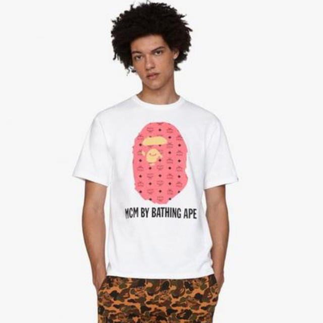 MCM(エムシーエム)の【MCM × BAPE】エイプヘッド Tシャツ RubyRed Lサイズ メンズのトップス(Tシャツ/カットソー(半袖/袖なし))の商品写真