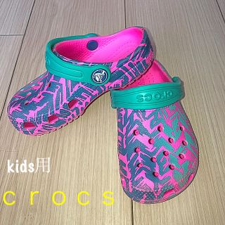 クロックス(crocs)のお値下げしました❗️クロックス キッズ用 サンダル  ピンク✖️グリーン(サンダル)