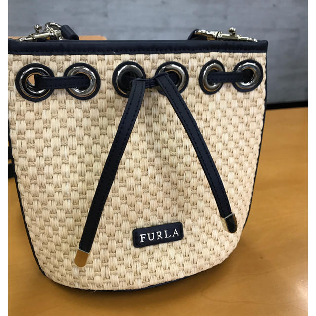 Furla(フルラ)の【新品】FURLA フルラ 編み込み ショルダーバッグ　巾着　ベージュ レディースのバッグ(ショルダーバッグ)の商品写真