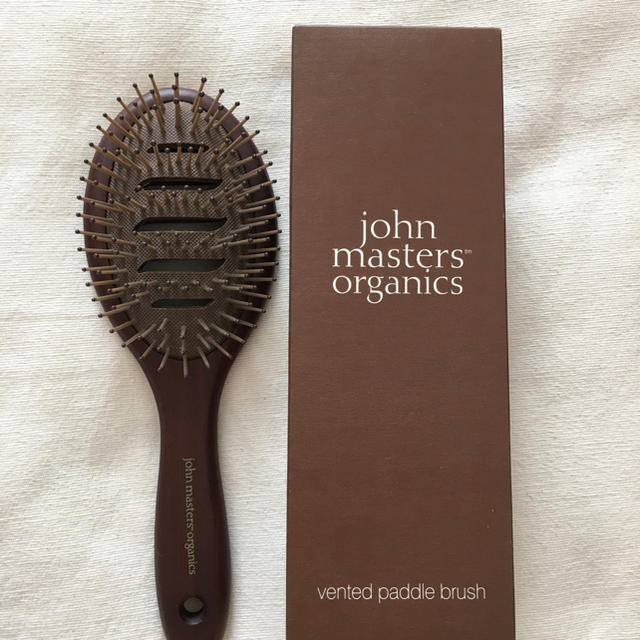 John Masters Organics(ジョンマスターオーガニック)の【未使用】ジョンマスターオーガニック ベントパドルブラシ コスメ/美容のヘアケア/スタイリング(ヘアブラシ/クシ)の商品写真