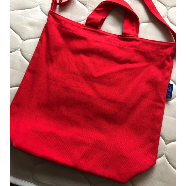 値下げしました、BAGGU ショルダー&トートバッグ　赤 レディースのバッグ(トートバッグ)の商品写真