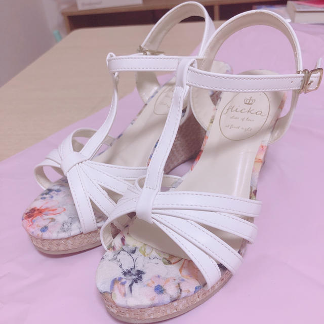 花柄サマー厚底サンダル レディースの靴/シューズ(サンダル)の商品写真