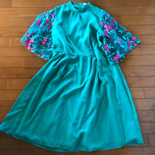 メルロー(merlot)のmelrot plus グリーン花柄刺繍ドレス(ミディアムドレス)