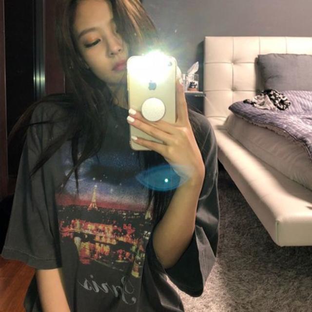 BLACKPINK ブルピン Jennie ジェニー 着用 Tシャツ エンタメ/ホビーのタレントグッズ(アイドルグッズ)の商品写真