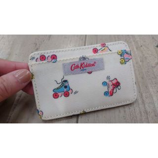 キャスキッドソン(Cath Kidston)の更新【新品】キャス・キッドソン カードホルダー ローラースケーツ(名刺入れ/定期入れ)