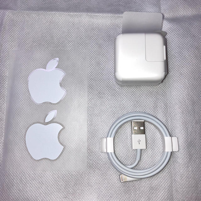 Apple(アップル)のApple純正　10W ACアダプター　Lightningケーブル スマホ/家電/カメラのスマホアクセサリー(その他)の商品写真