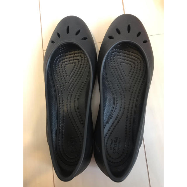 crocs(クロックス)の新品　クロックス　Kelli flat 黒　22cm レディースの靴/シューズ(ハイヒール/パンプス)の商品写真