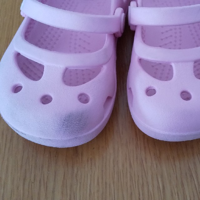 crocs(クロックス)のクロックス キッズ C5 13cm ピンク 女の子 キッズ/ベビー/マタニティのベビー靴/シューズ(~14cm)(サンダル)の商品写真