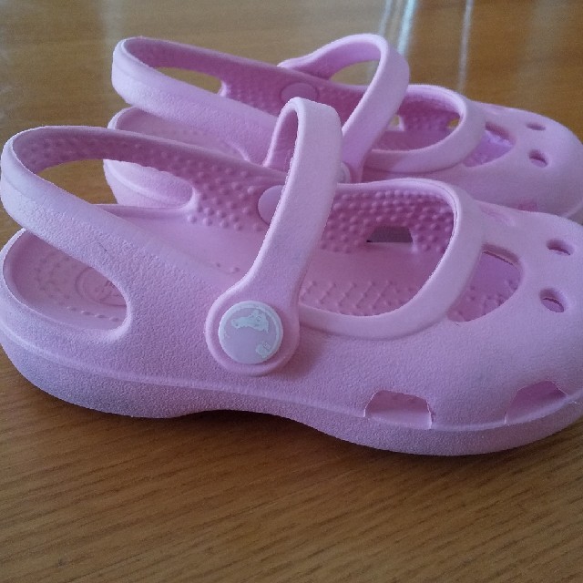 crocs(クロックス)のクロックス キッズ C5 13cm ピンク 女の子 キッズ/ベビー/マタニティのベビー靴/シューズ(~14cm)(サンダル)の商品写真