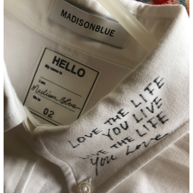 MADISONBLUE(マディソンブルー)のマディソンブルー　メッセージシャツ レディースのトップス(シャツ/ブラウス(長袖/七分))の商品写真
