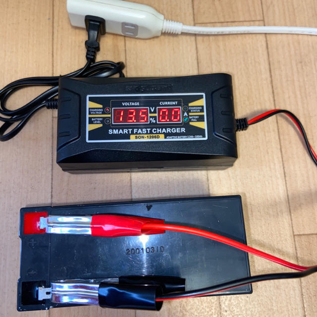 12V バッテリーチャージャー 充電器 動作確認済 最大6A充電 スポーツ/アウトドアのアウトドア(その他)の商品写真