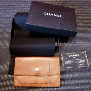 シャネル(CHANEL)のシャネル　二つ折り財布　エナメル　正規品(財布)