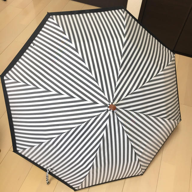 サンバリア100 白黒ストライプ 2段折 レディースのファッション小物(傘)の商品写真