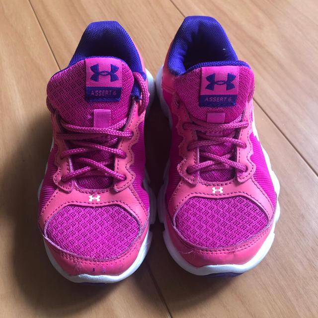 UNDER ARMOUR(アンダーアーマー)のUNDER ARMOUR ASSERT6 女の子スニーカー靴　17.5cm キッズ/ベビー/マタニティのキッズ靴/シューズ(15cm~)(スニーカー)の商品写真