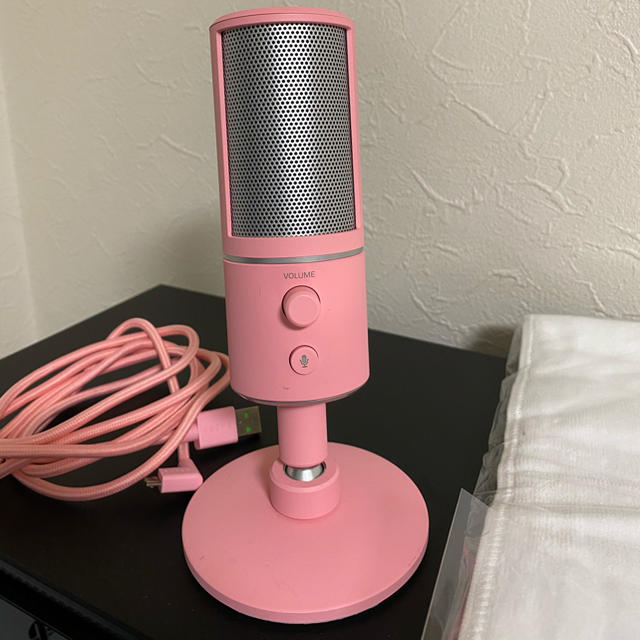 LAZER(レイザー)のRazer Seiren X Quartz Pink スマホ/家電/カメラのオーディオ機器(ヘッドフォン/イヤフォン)の商品写真