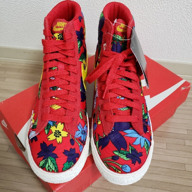 NIKE(ナイキ)のNIKE W BLAZER MID TEXTILE PRINT メンズの靴/シューズ(スニーカー)の商品写真