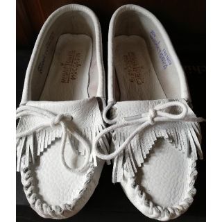 ミネトンカ(Minnetonka)のMINNETONKA　ホワイト　(スリッポン/モカシン)