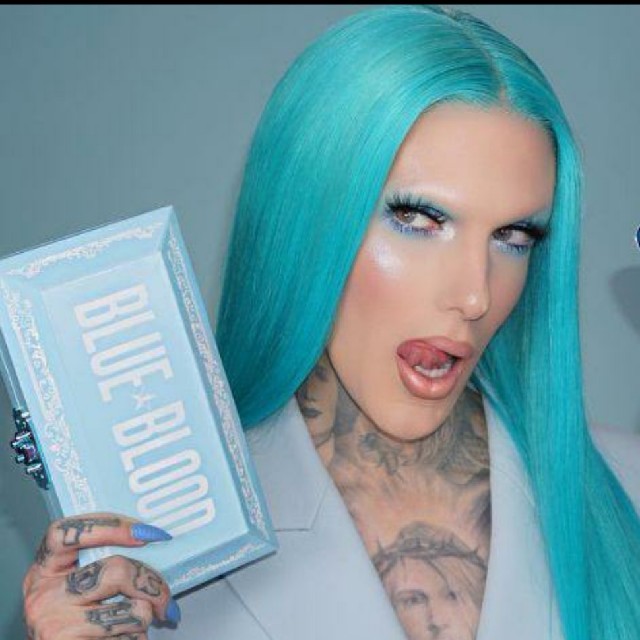 Kylie Cosmetics(カイリーコスメティックス)のJeffree Star "Blue Blood" パレット！ 正規品 コスメ/美容のベースメイク/化粧品(アイシャドウ)の商品写真