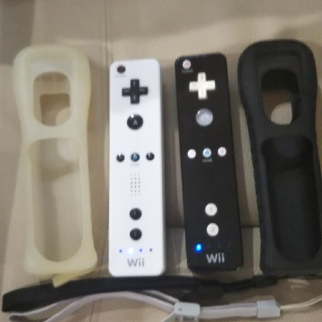 Wii(ウィー)のwiiリモコン2本、ストラップ、カバー付き エンタメ/ホビーのゲームソフト/ゲーム機本体(家庭用ゲーム機本体)の商品写真