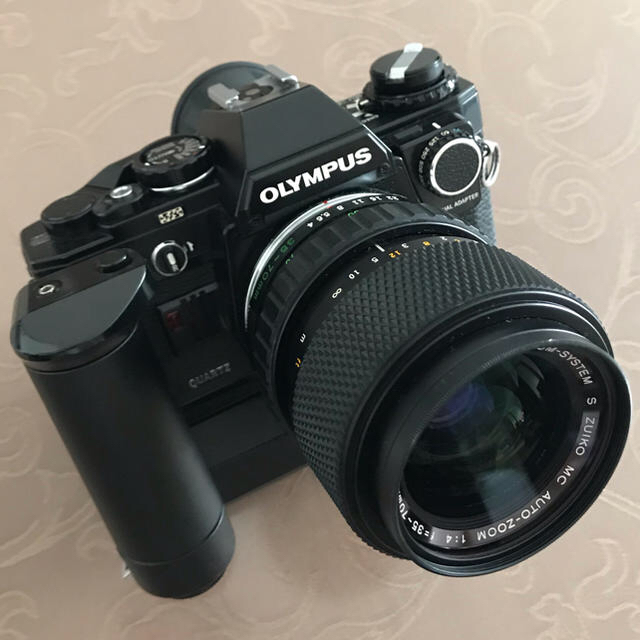 OLYMPUS(オリンパス)の【値下げしました】オリンパス OM10 ダブルズームレンズセット、ワインダー付き スマホ/家電/カメラのカメラ(フィルムカメラ)の商品写真