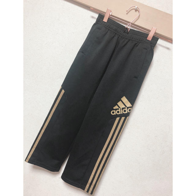 adidas(アディダス)のadidas アディダス ジャージ  パンツ 黒×gold  120cm キッズ/ベビー/マタニティのキッズ服男の子用(90cm~)(パンツ/スパッツ)の商品写真