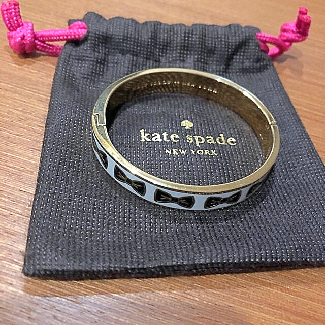 kate spade new york(ケイトスペードニューヨーク)のkatespade NEWYORK ケイトスペード リボンバングル ブレスレット レディースのアクセサリー(ブレスレット/バングル)の商品写真